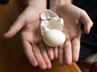 آموزش پوست کندن تخم مرغ آ ب پز، بهترین روش برای پوست کندن تخم مرغ  آبپز،  نحوه پوست کندن تخم مرغ، نحوه جدا کردن پوست تخم مرغ،  بهترین روش کندن پوست تخم مرغ